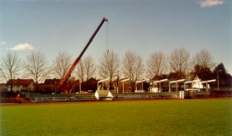Der Bau beginnt: Die neue Tribüne am Laumeskamp entsteht hinter den beiden Trainerbänken auf der Seite der Geschäftsstelle.