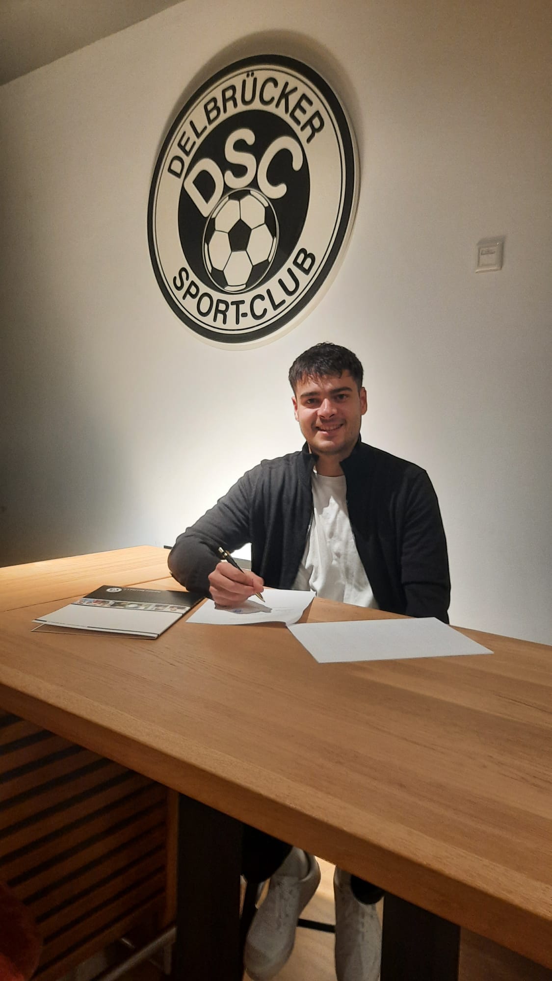 Dennis Martens Vertragsunterschrift